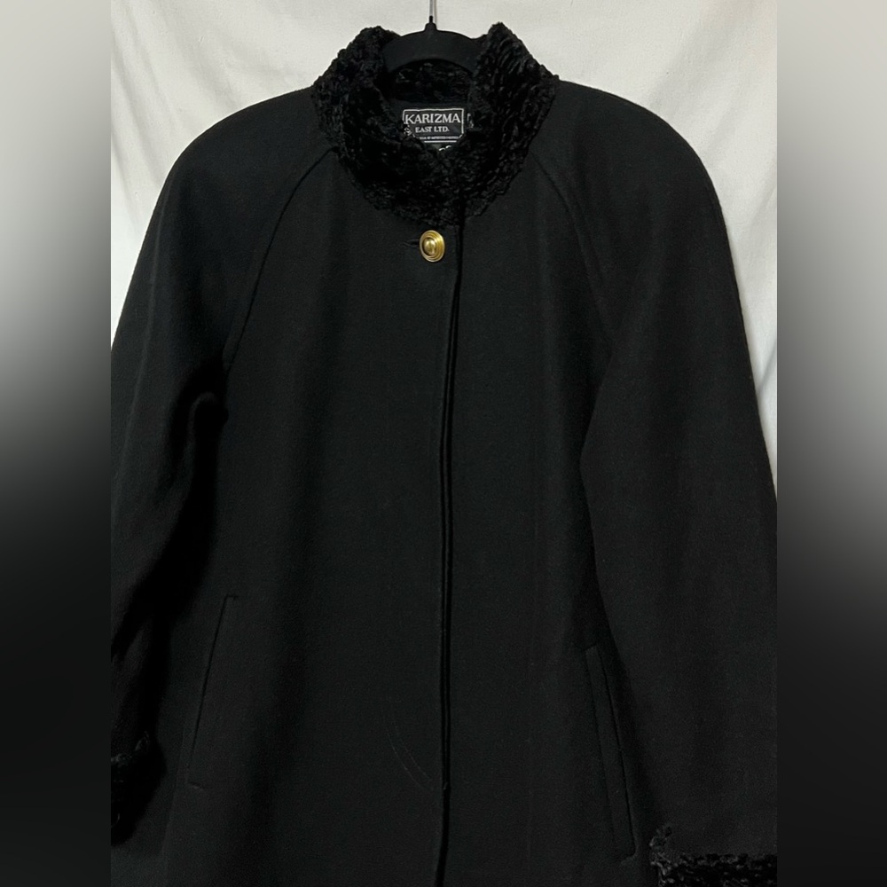 VINTAGE Karizma Long Black Wool Coat Cape Faux Fur Trim Gold Button Classic 70’s - Picture 2 of 16